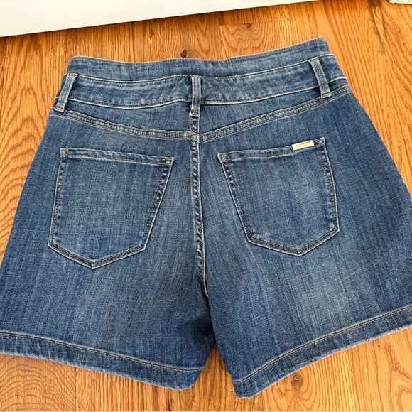 White House Black Market High-Rise Everyday Soft Denim™ Pleated 5-Inch Shorts - Picture 7 of 11